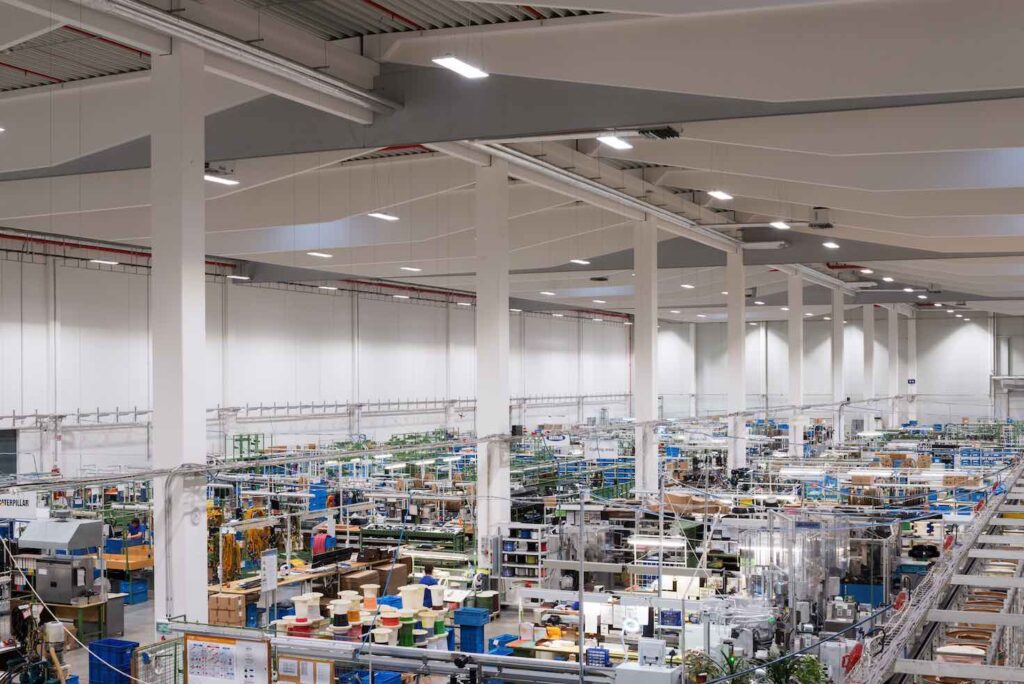 LED-Beleuchtung in einer modernen Industriehalle